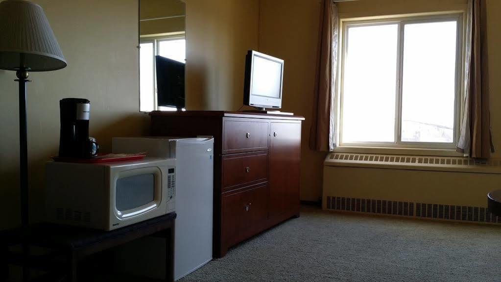 Beaver Hotel North Battleford Esterno foto
